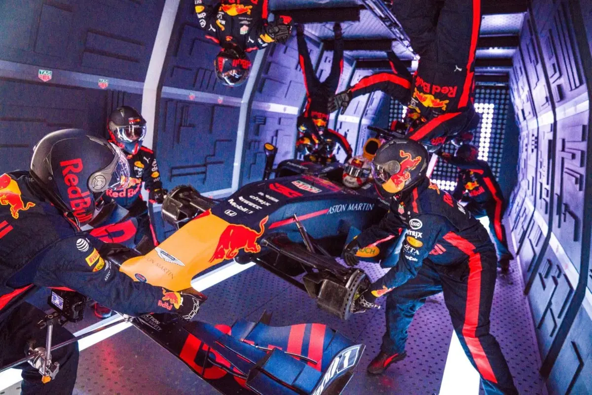 Red Bull: l’incredibile pit stop a gravità zero [Video] (23)