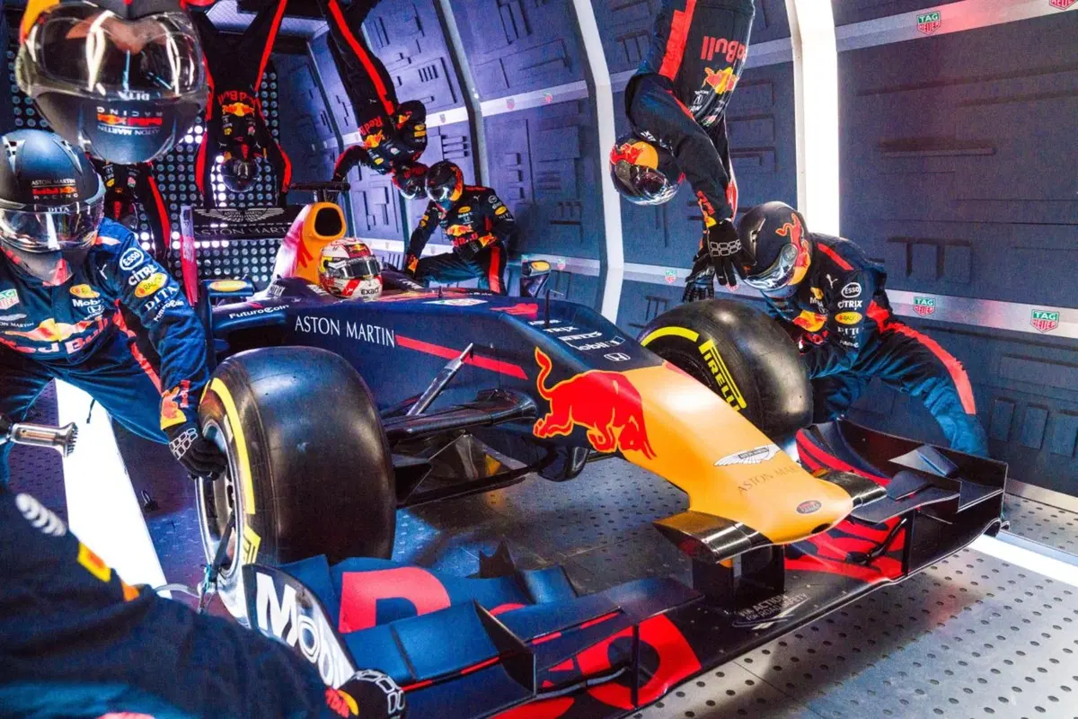 Red Bull: l’incredibile pit stop a gravità zero [Video] (25)