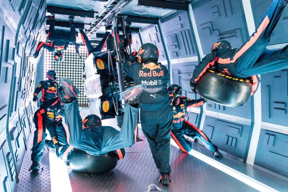 Red Bull: l’incredibile pit stop a gravità zero [Video] (26)