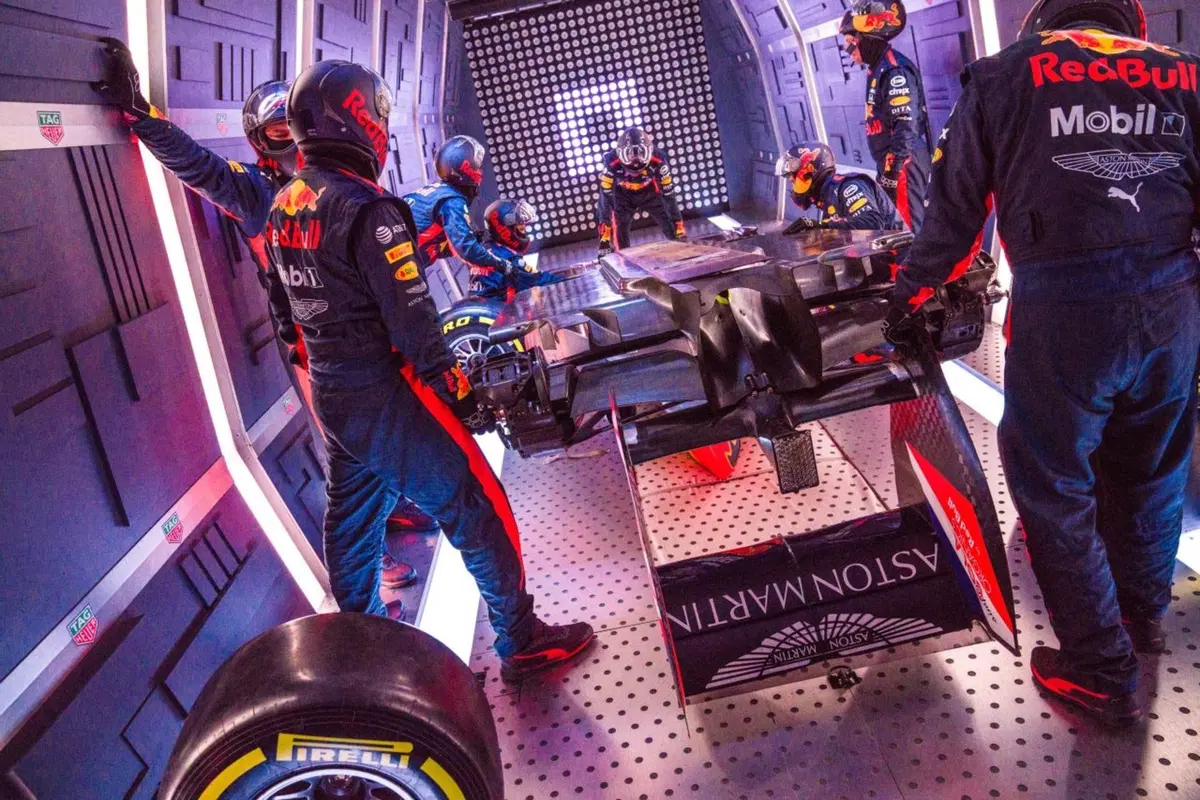 Red Bull: l’incredibile pit stop a gravità zero [Video] (27)