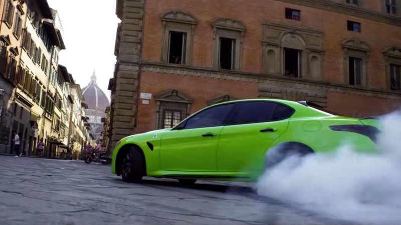 Alfa Romeo e lo spot TV (Netflix) &quot;cattivo&quot;: associazioni chiedono di censurare quella Giulia verde [video]