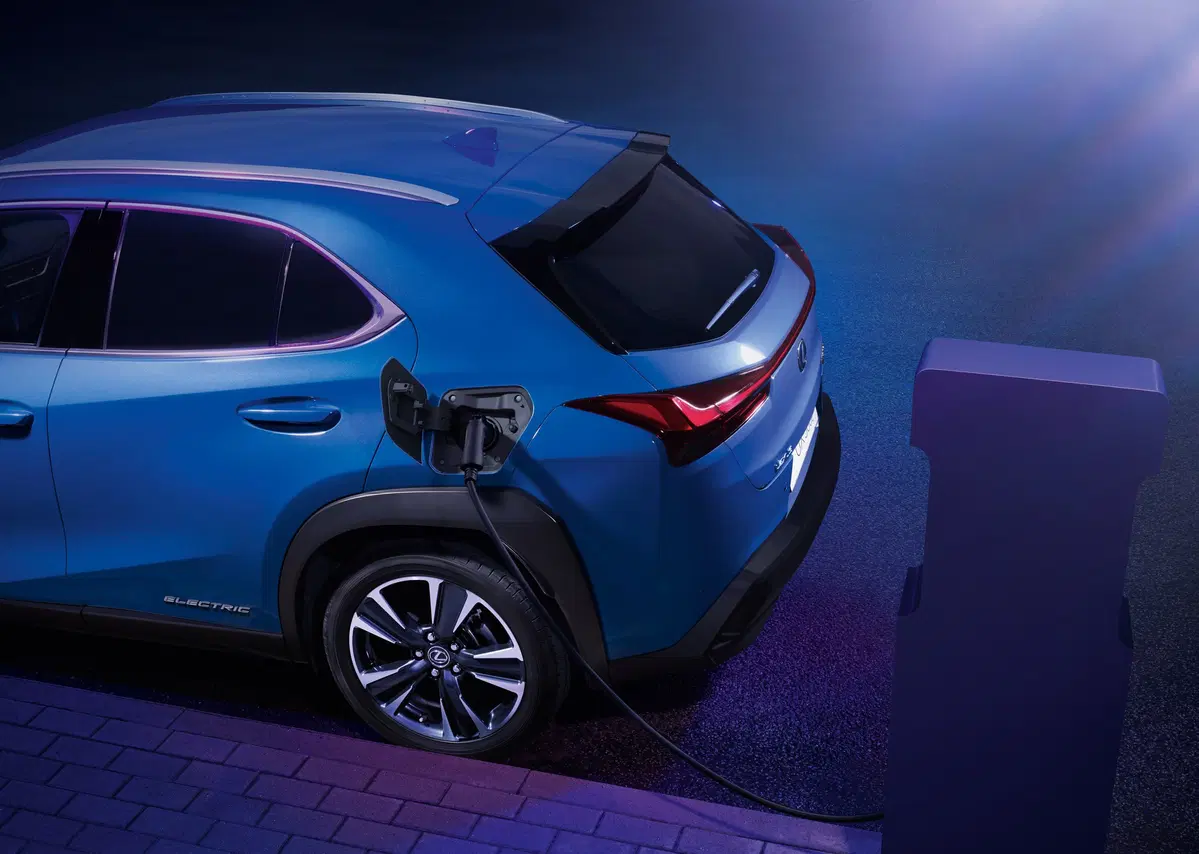 Lexus UX 300e, la prima elettrica del brand arriva in Europa nel 2020 (2)