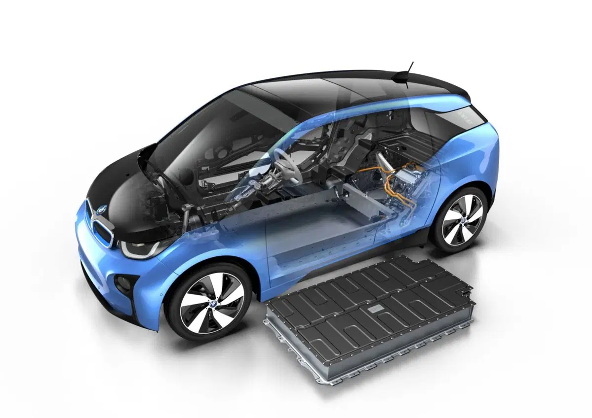 BMW i3 94 Ah: l'autonomia sale a 300 km (8)