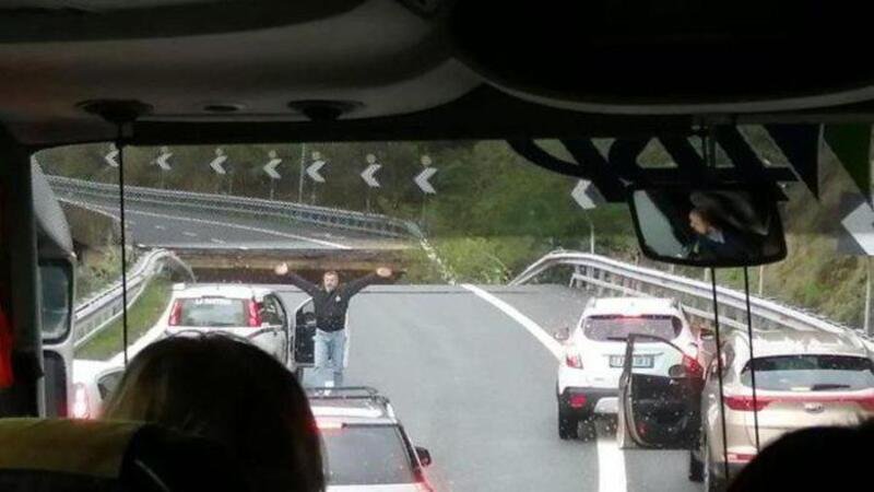 Crollo viadotto autostrada A6: automobilisti fermati a pochi metri dal baratro. La testimonianza