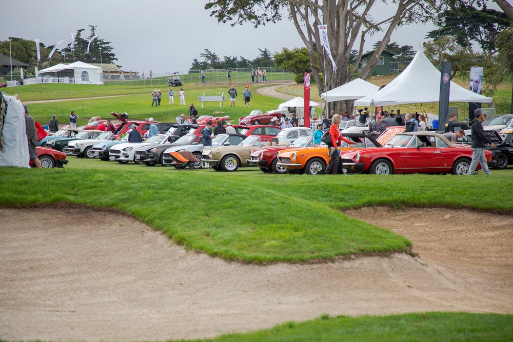 Le quasi mille vetture del Concorso Italiano si posizionano sui prati di un campo golf, dalle parti di Monterey