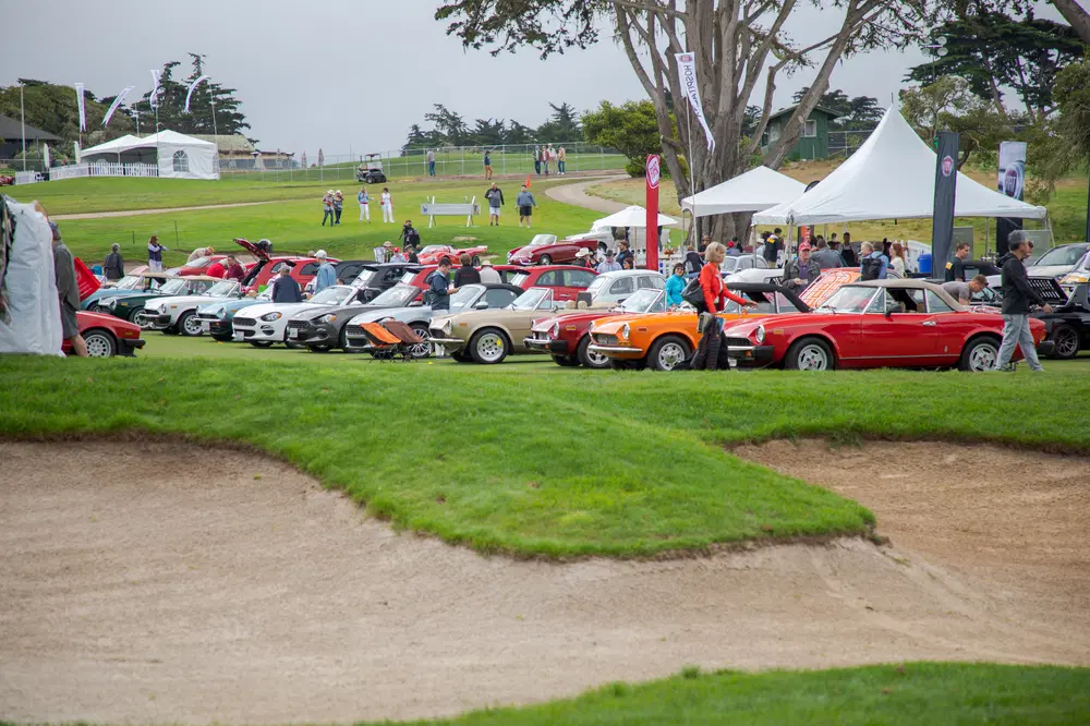 Le quasi mille vetture del Concorso Italiano si posizionano sui prati di un campo golf, dalle parti di Monterey