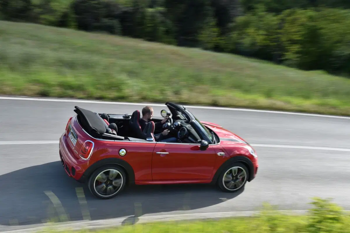 Nuova Mini John Cooper Works Cabrio: 231 CV da godersi all'aperto (17)