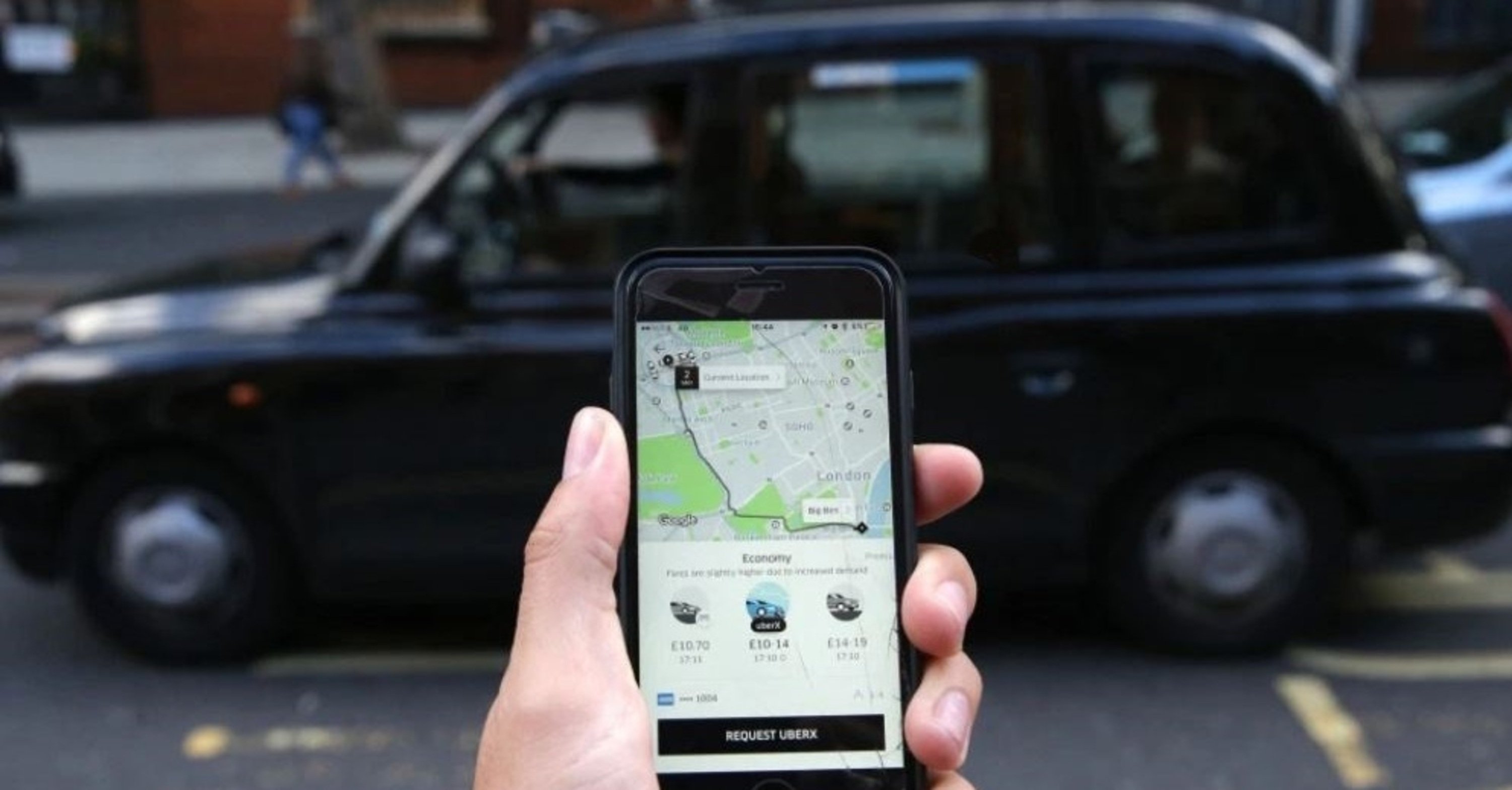 Taxi e bici si Uber no, Londra: questione di regole e sicurezza. Parte l&rsquo;appello