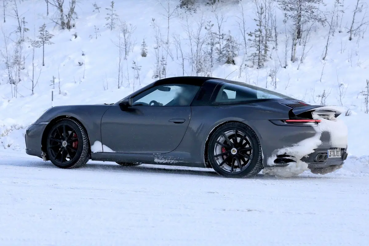 Porsche 911 Targa: ecco la 992 [Foto spia] (9)