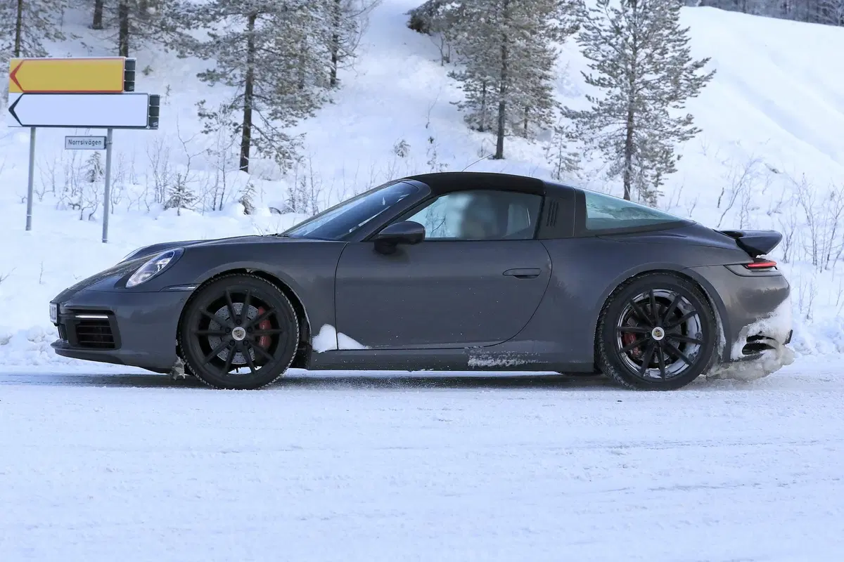 Porsche 911 Targa: ecco la 992 [Foto spia] (5)
