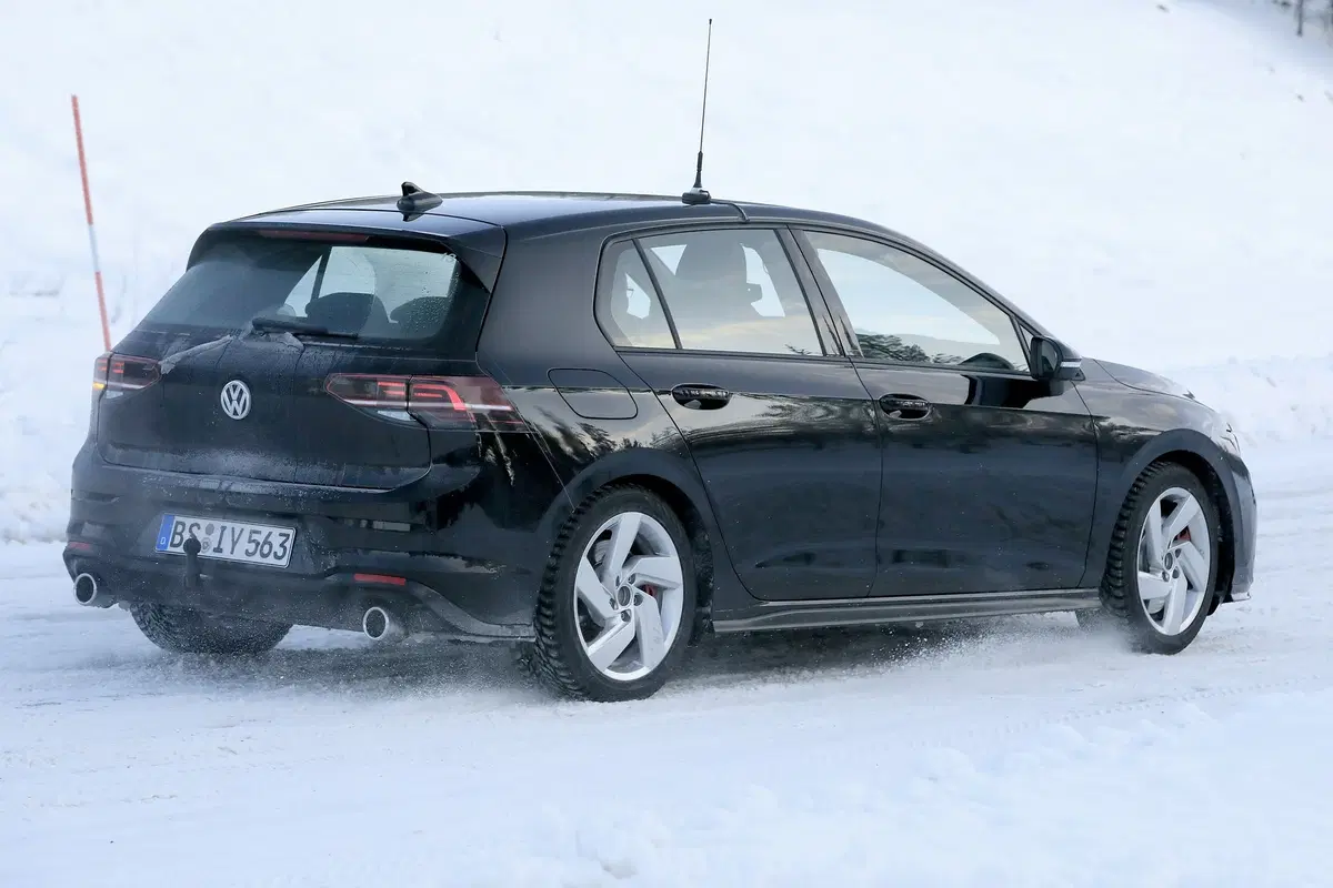 Volkswagen Golf 8 GTI: (quasi) senza veli [Foto spia] (4)