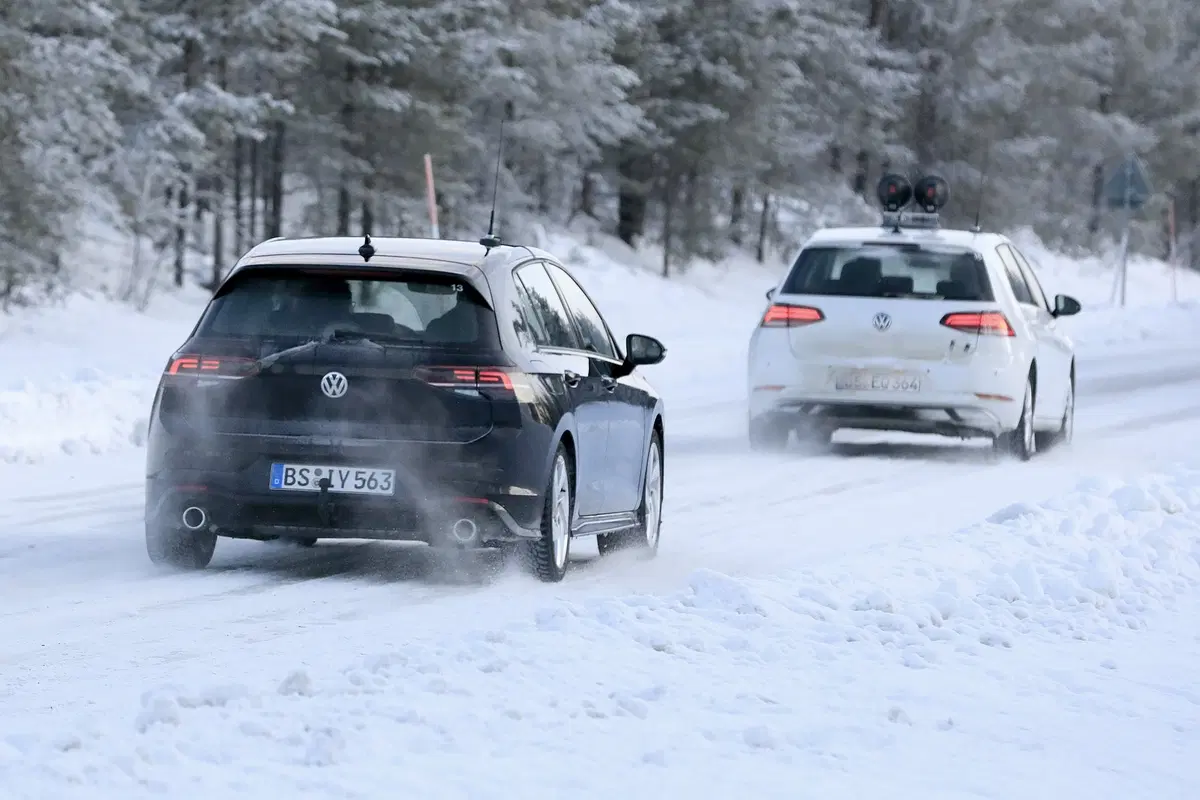 Volkswagen Golf 8 GTI: (quasi) senza veli [Foto spia] (7)