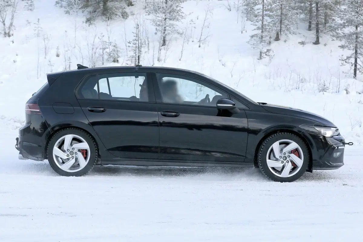 Volkswagen Golf 8 GTI: (quasi) senza veli [Foto spia] (3)