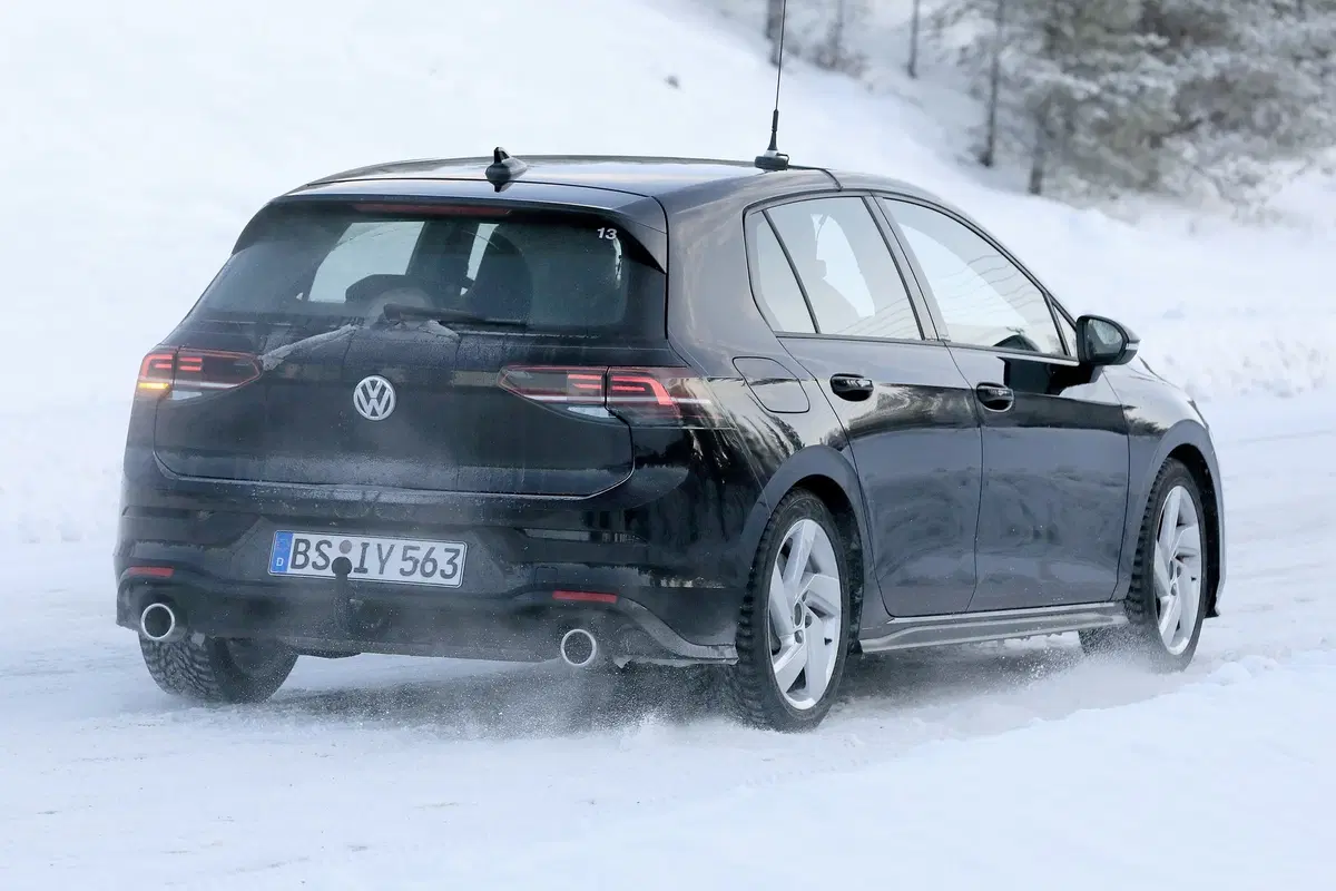 Volkswagen Golf 8 GTI: (quasi) senza veli [Foto spia] (8)