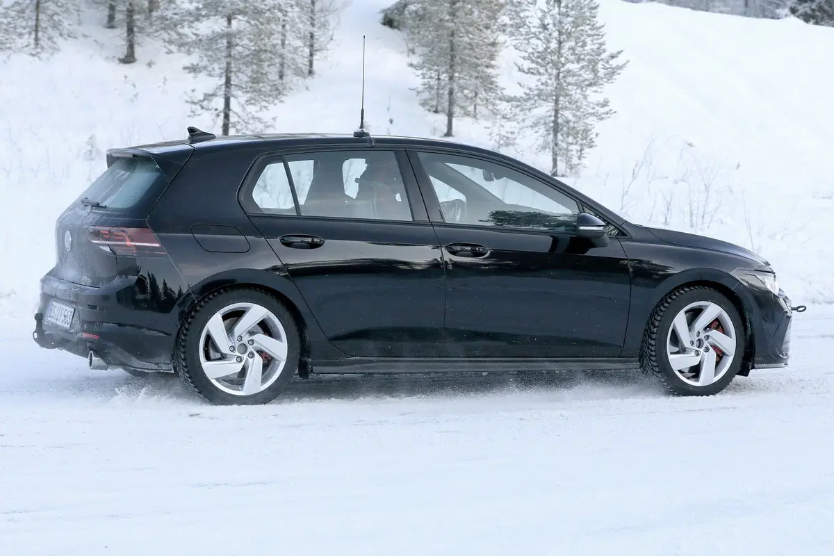 Volkswagen Golf 8 GTI: (quasi) senza veli [Foto spia] (5)