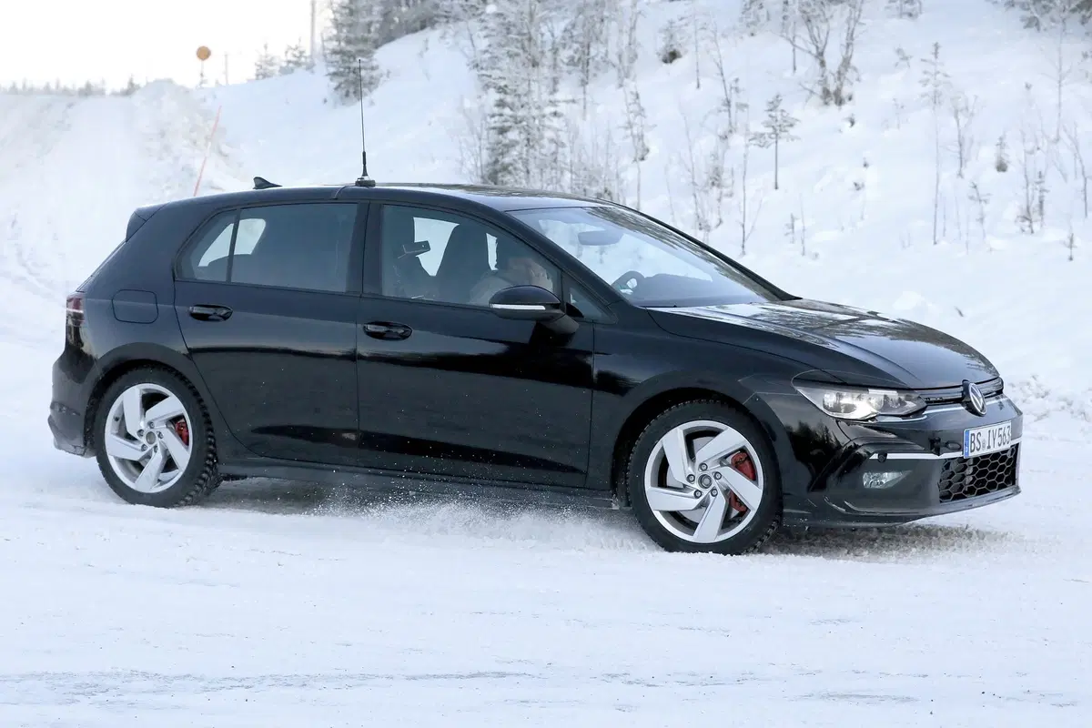 Volkswagen Golf 8 GTI: (quasi) senza veli [Foto spia] (6)
