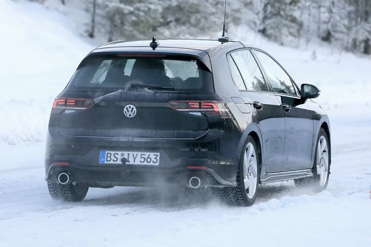 Volkswagen Golf 8 GTI: (quasi) senza veli [Foto spia] (2)