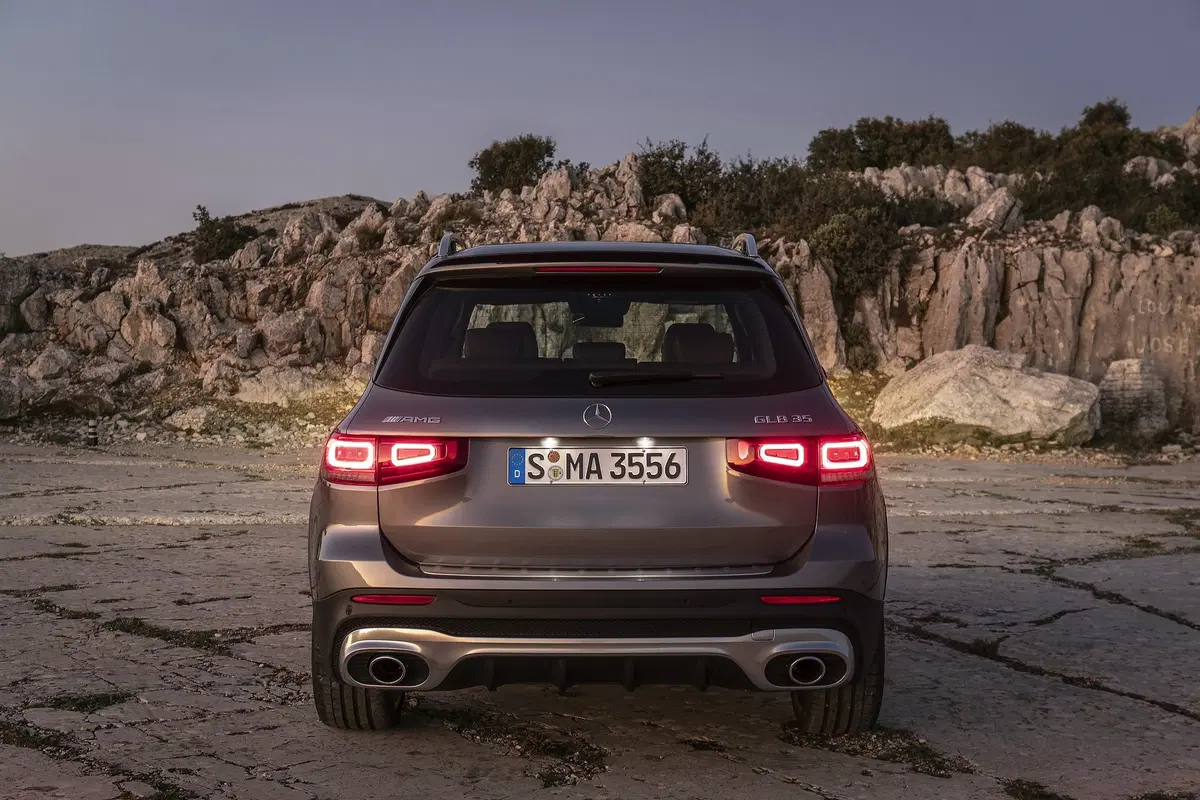 Mercedes GLB 35 AMG: 306 CV per la "boxy SUV" a sette posti [Video] (4)