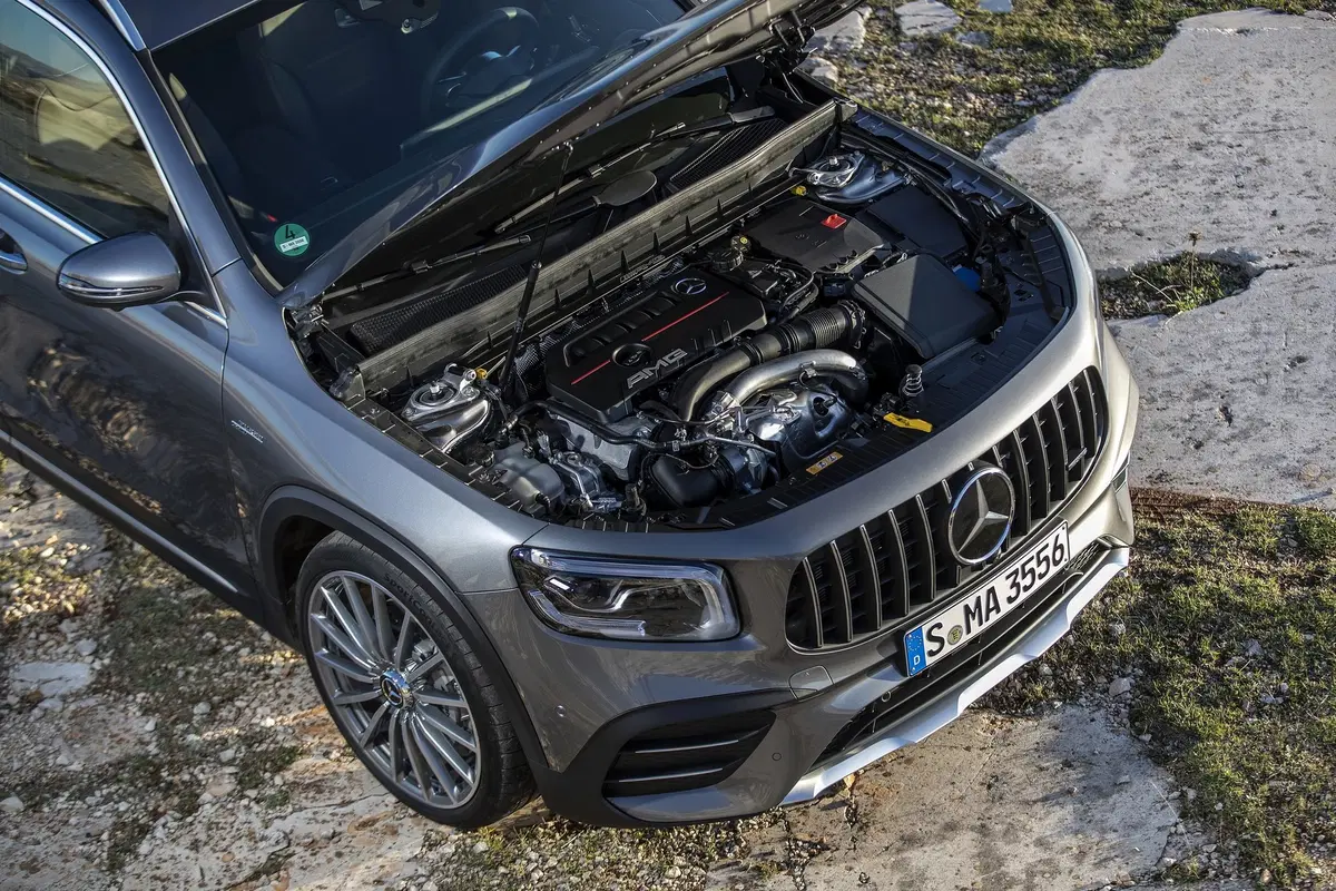 Mercedes GLB 35 AMG: 306 CV per la "boxy SUV" a sette posti [Video]