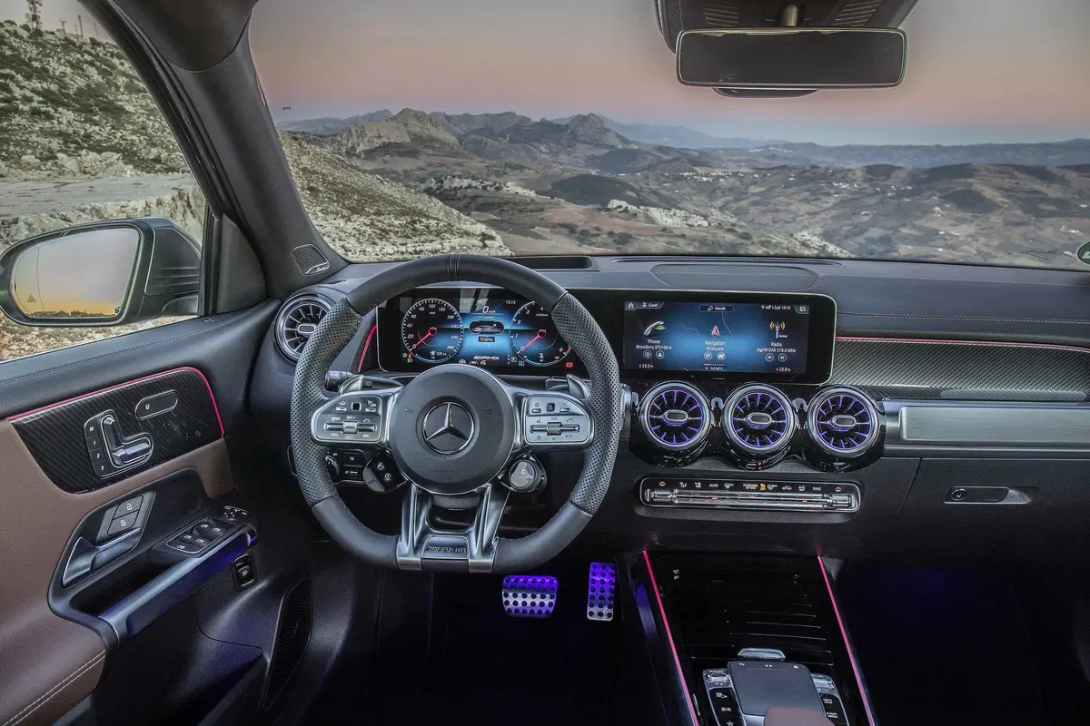 Mercedes GLB 35 AMG: 306 CV per la "boxy SUV" a sette posti [Video] (2)