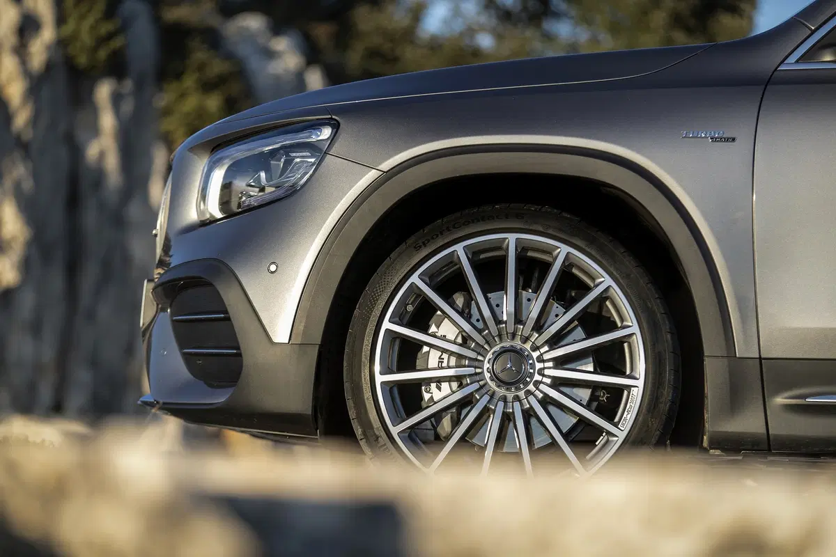 Mercedes GLB 35 AMG: 306 CV per la "boxy SUV" a sette posti [Video] (3)