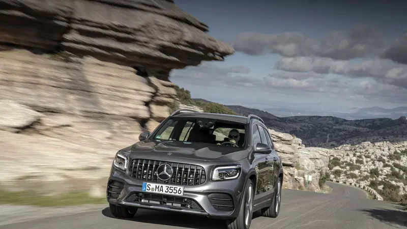 Mercedes GLB 35 AMG: 306 CV per la "boxy SUV" a sette posti [Video]