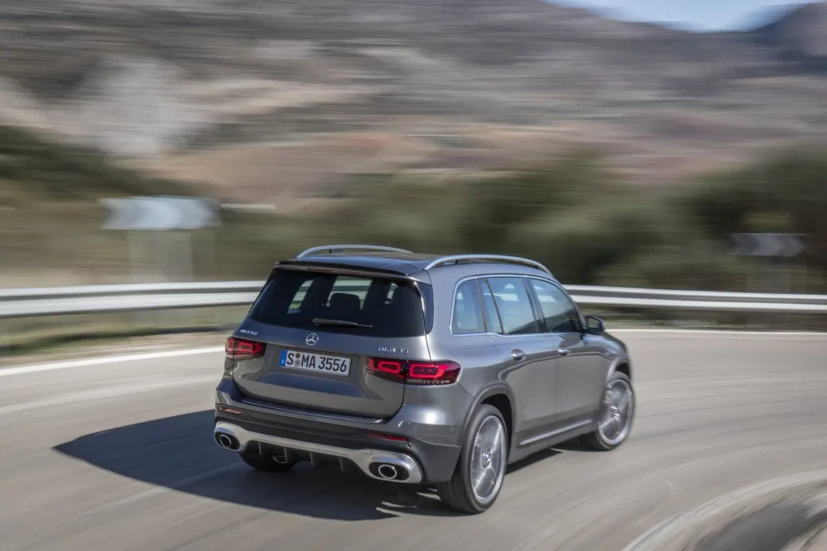 Mercedes GLB 35 AMG: 306 CV per la "boxy SUV" a sette posti [Video]