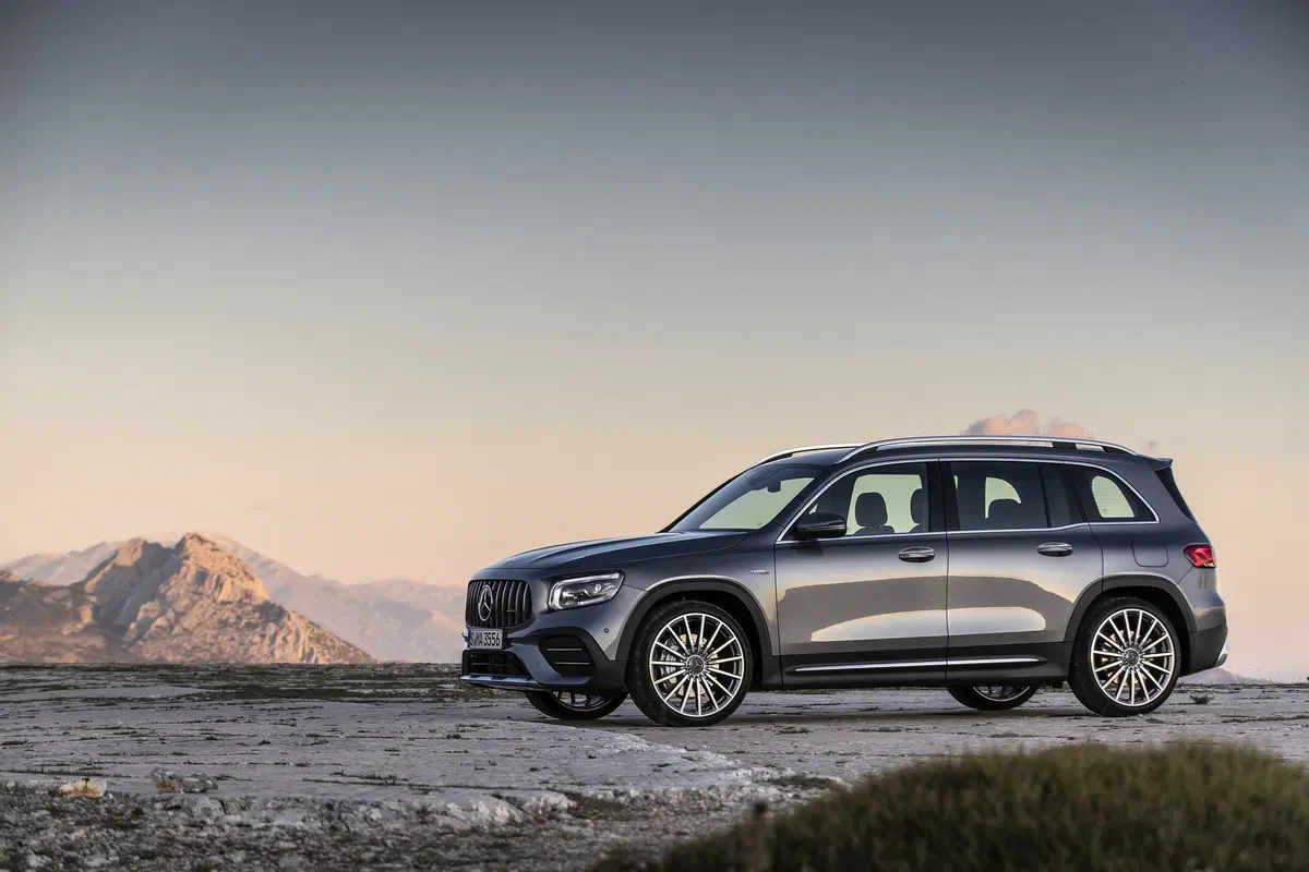 Mercedes GLB 35 AMG: 306 CV per la "boxy SUV" a sette posti [Video] (11)