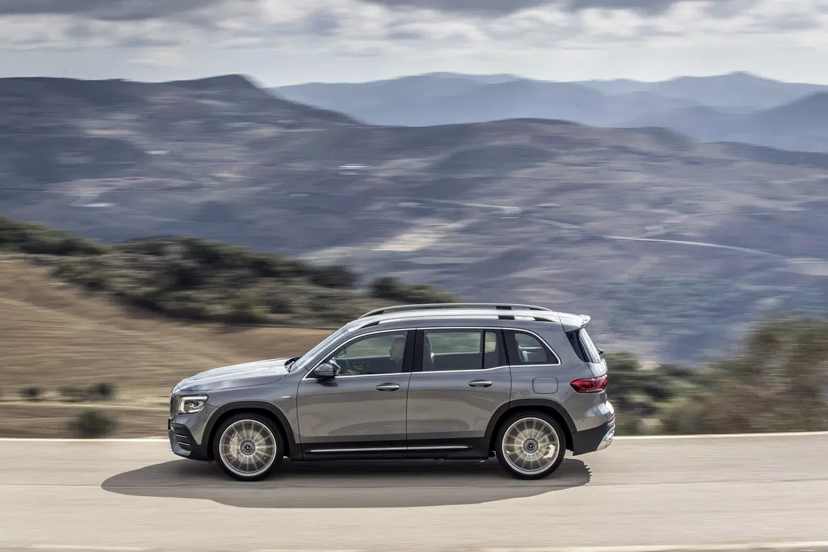 Mercedes GLB 35 AMG: 306 CV per la "boxy SUV" a sette posti [Video] (13)
