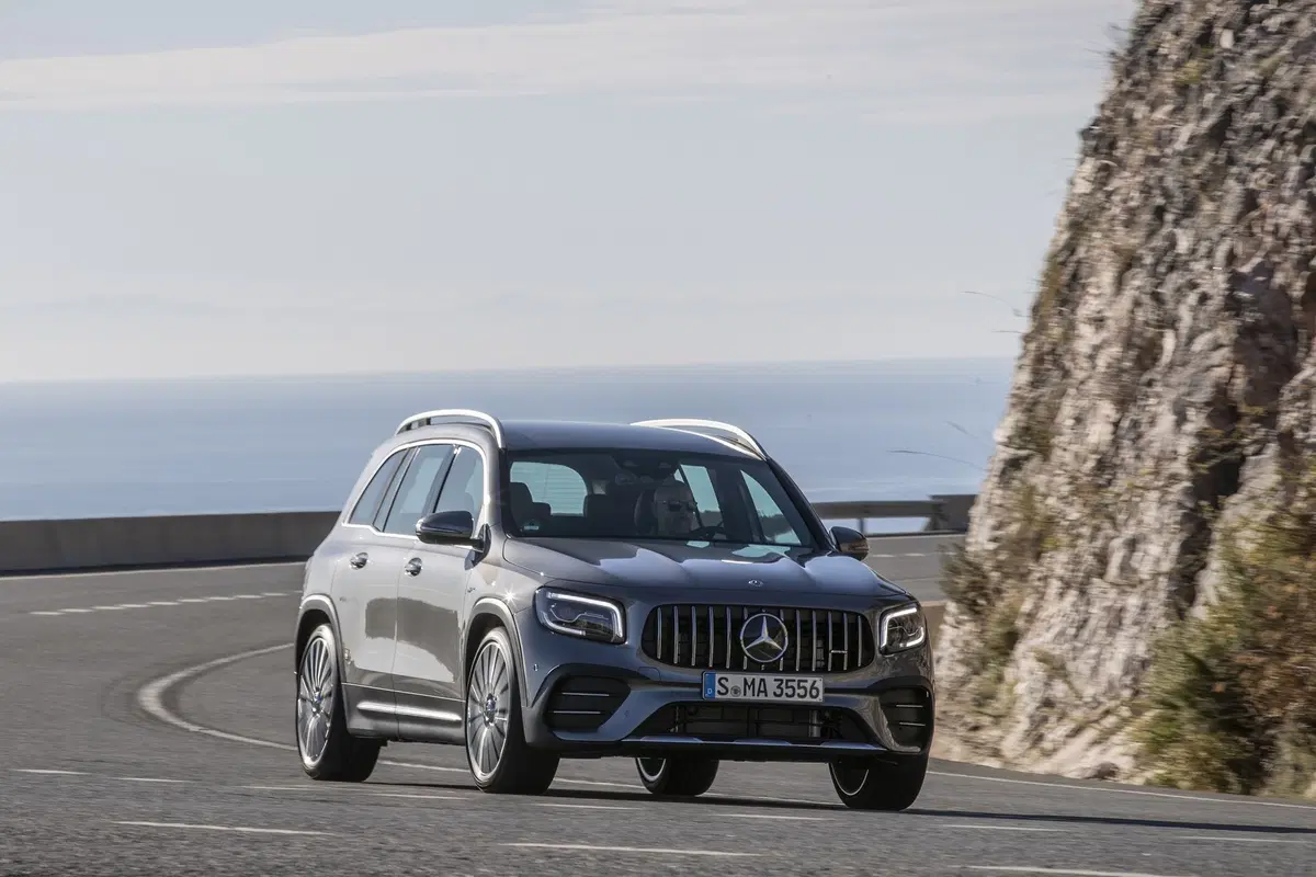 Mercedes GLB 35 AMG: 306 CV per la "boxy SUV" a sette posti [Video] (3)