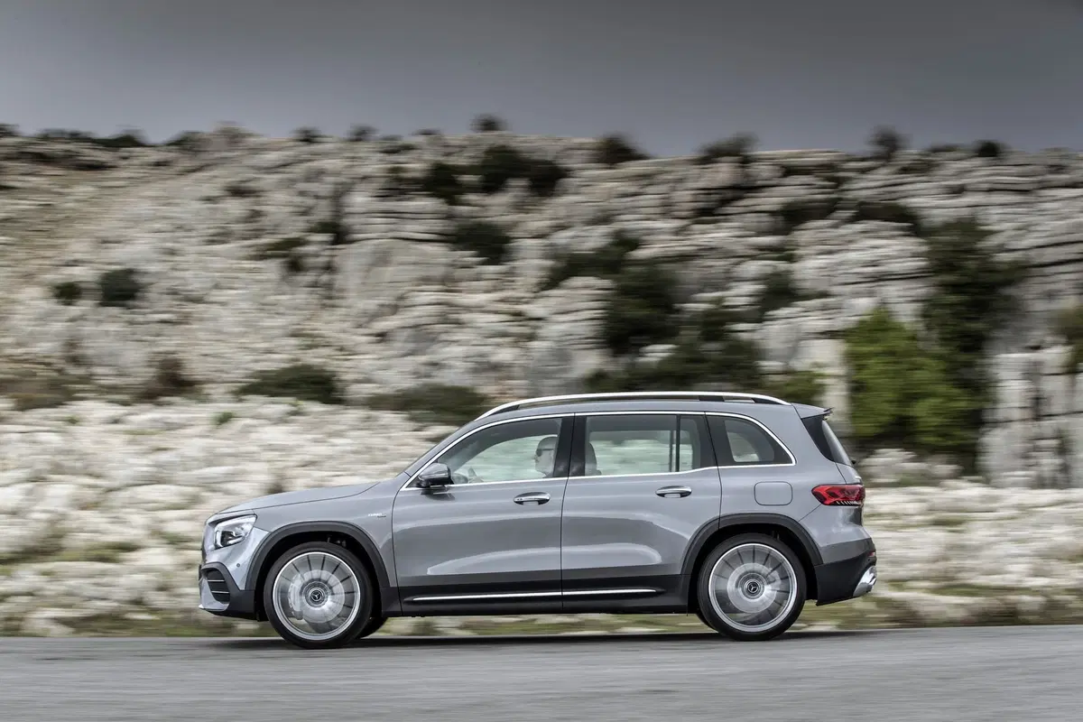 Mercedes GLB 35 AMG: 306 CV per la "boxy SUV" a sette posti [Video] (6)