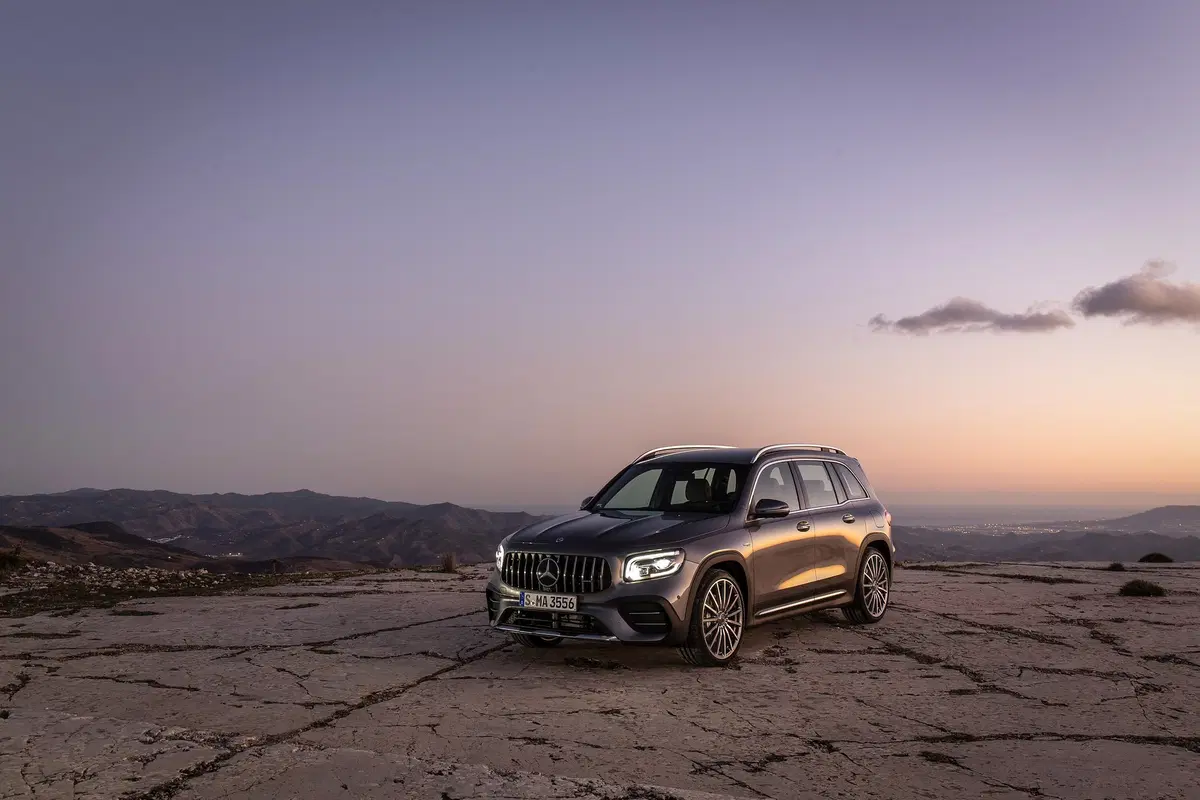 Mercedes GLB 35 AMG: 306 CV per la "boxy SUV" a sette posti [Video] (7)