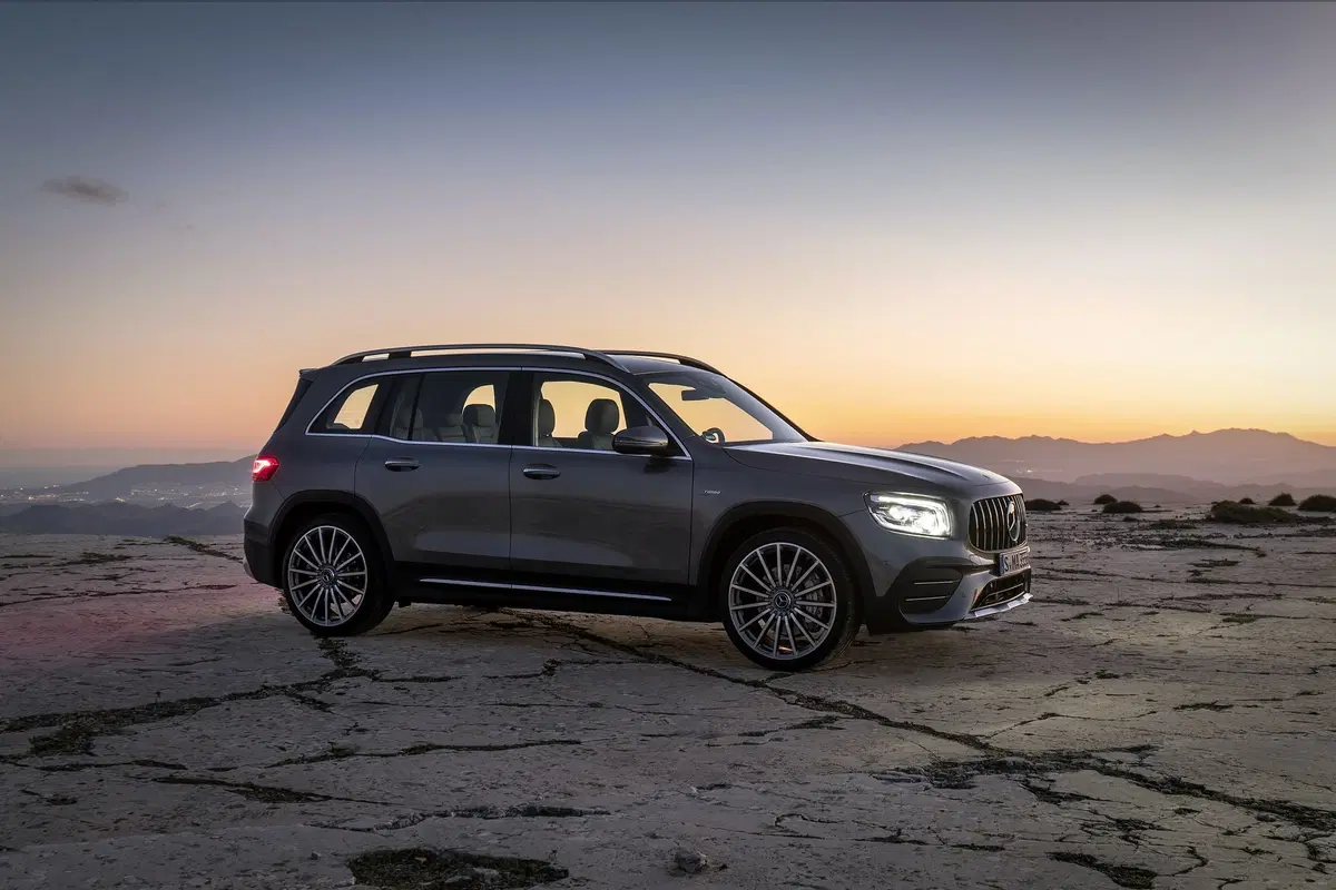 Mercedes GLB 35 AMG: 306 CV per la "boxy SUV" a sette posti [Video] (14)