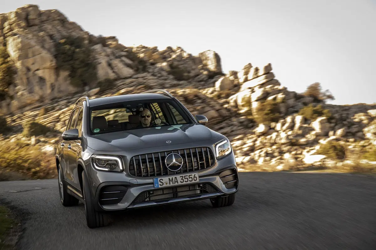 Mercedes GLB 35 AMG: 306 CV per la "boxy SUV" a sette posti [Video] (4)