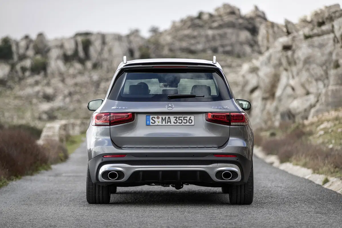 Mercedes GLB 35 AMG: 306 CV per la "boxy SUV" a sette posti [Video] (15)