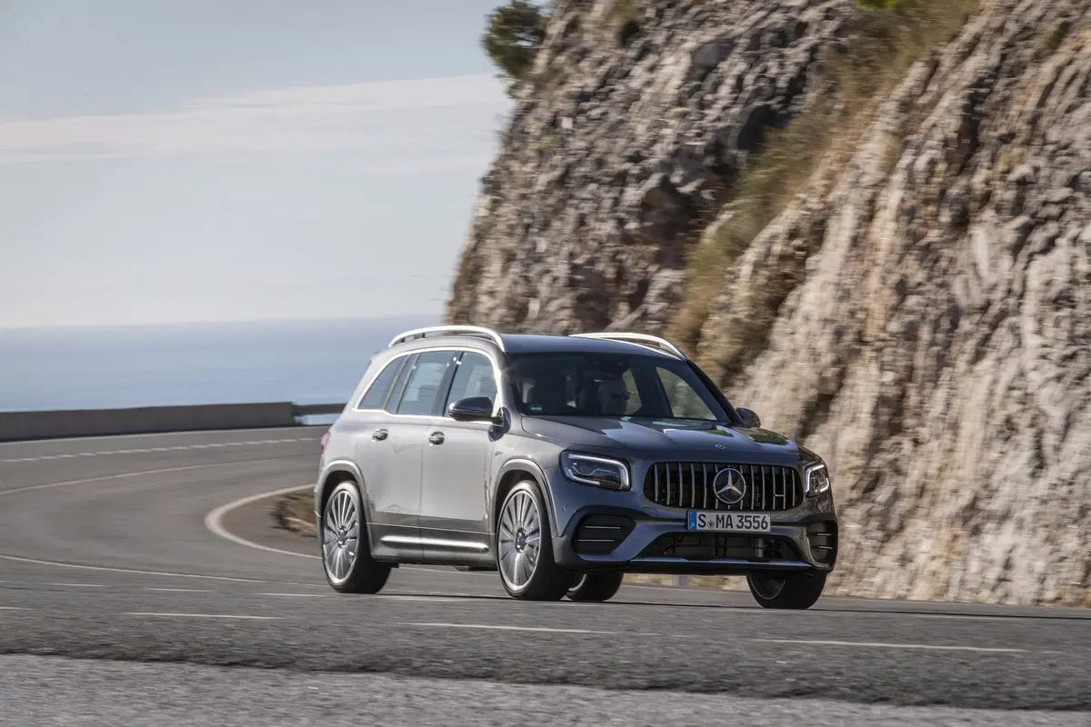 Mercedes GLB 35 AMG: 306 CV per la "boxy SUV" a sette posti [Video] (16)