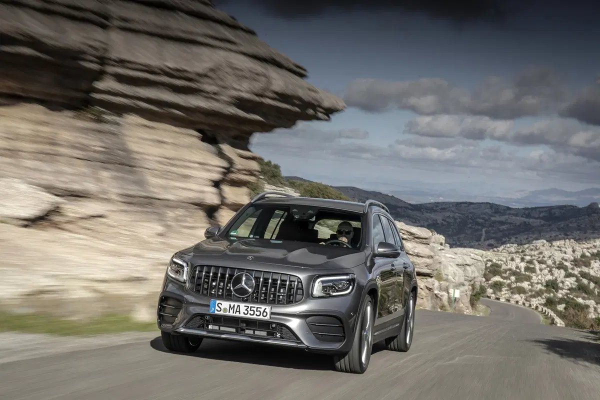 Mercedes GLB 35 AMG: 306 CV per la "boxy SUV" a sette posti [Video] (10)