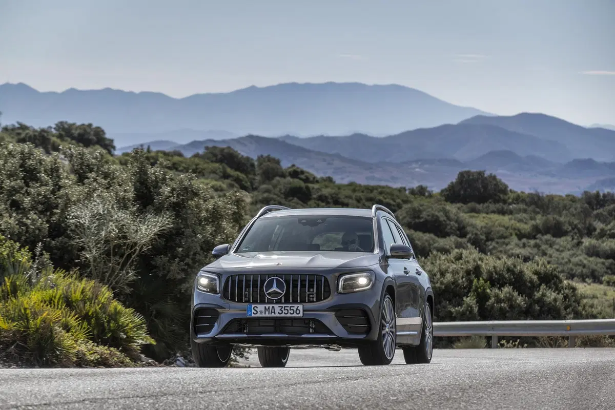 Mercedes GLB 35 AMG: 306 CV per la "boxy SUV" a sette posti [Video] (9)