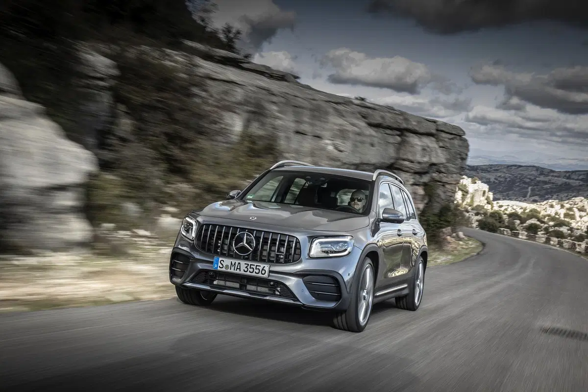 Mercedes GLB 35 AMG: 306 CV per la "boxy SUV" a sette posti [Video] (17)