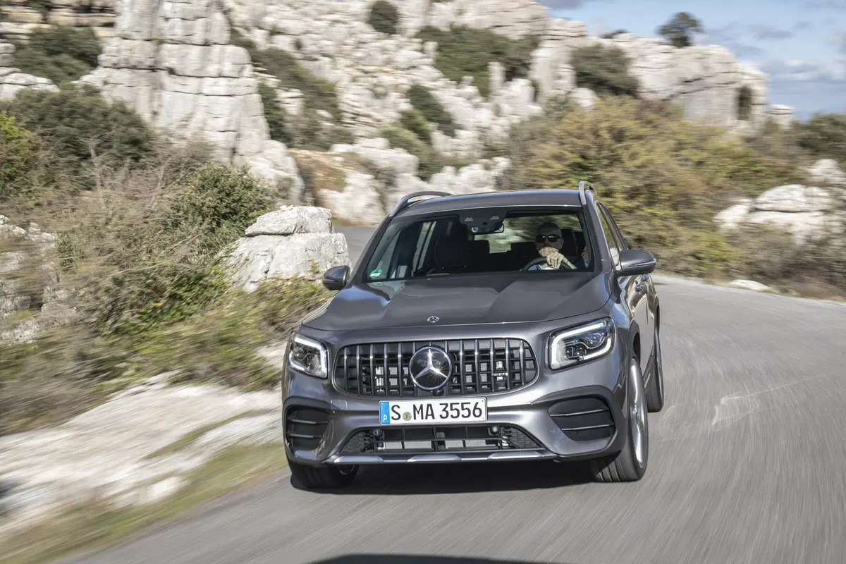 Mercedes GLB 35 AMG: 306 CV per la "boxy SUV" a sette posti [Video] (18)