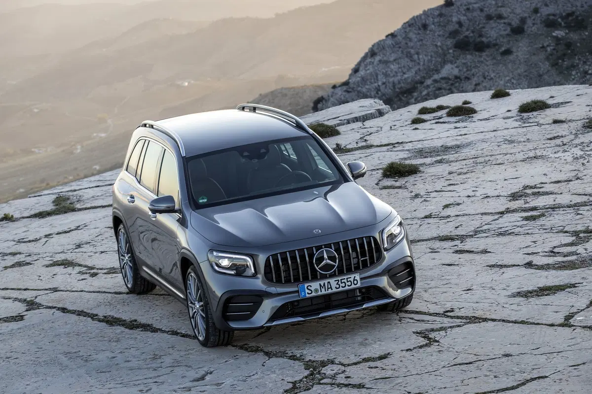 Mercedes GLB 35 AMG: 306 CV per la "boxy SUV" a sette posti [Video] (2)
