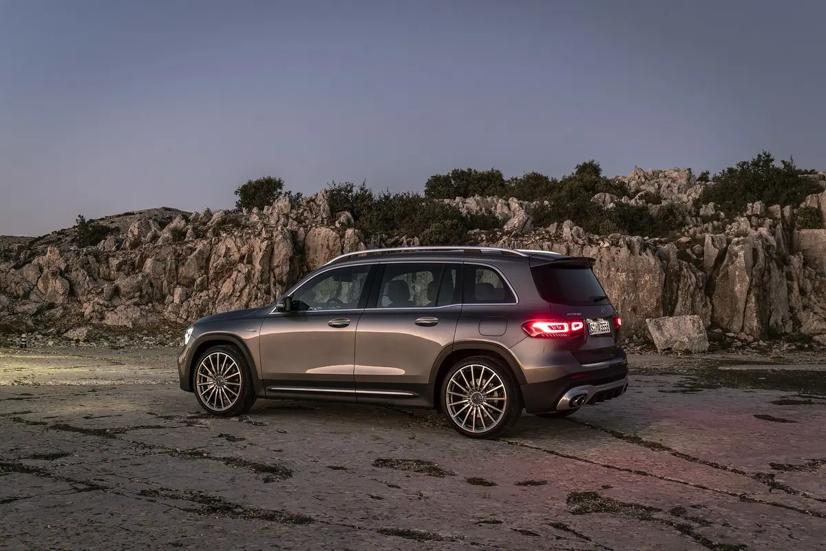 Mercedes GLB 35 AMG: 306 CV per la "boxy SUV" a sette posti [Video] (19)
