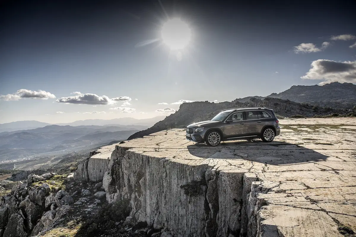 Mercedes GLB 35 AMG: 306 CV per la "boxy SUV" a sette posti [Video] (12)