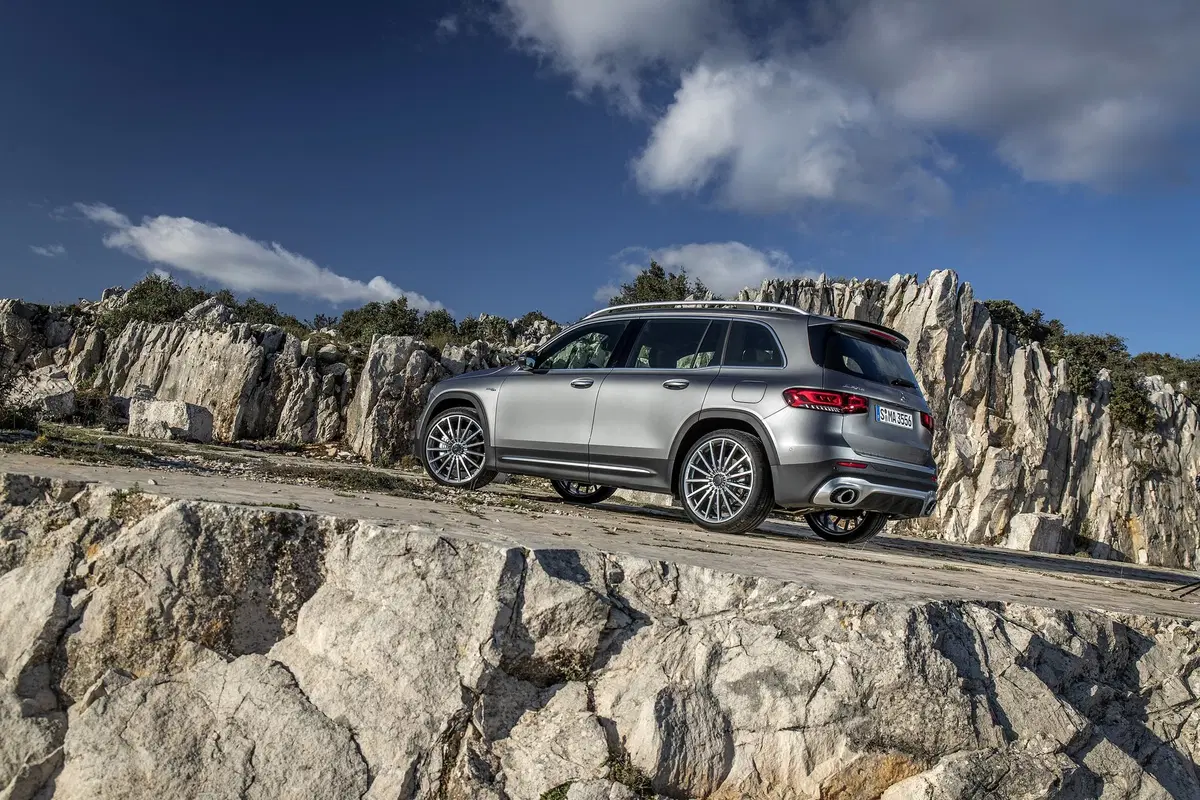 Mercedes GLB 35 AMG: 306 CV per la "boxy SUV" a sette posti [Video] (20)