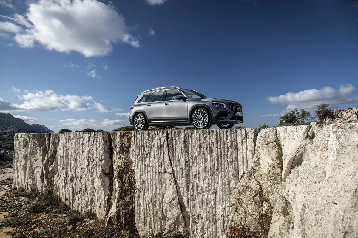 Mercedes GLB 35 AMG: 306 CV per la "boxy SUV" a sette posti [Video] (5)