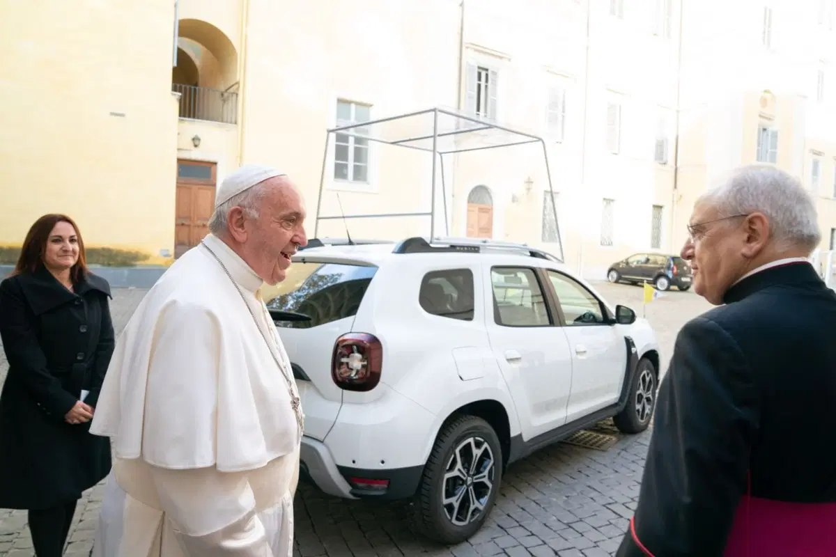 Una Dacia Duster per Papa Francesco (2)