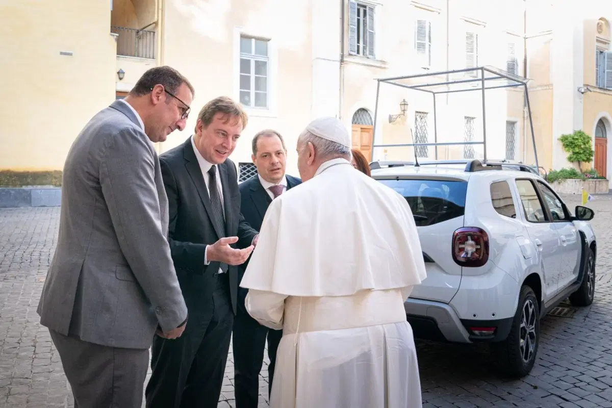Una Dacia Duster per Papa Francesco (10)