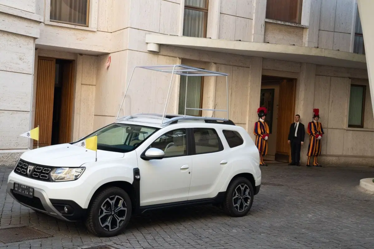 Una Dacia Duster per Papa Francesco (11)