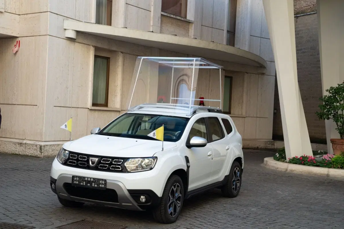 Una Dacia Duster per Papa Francesco (12)