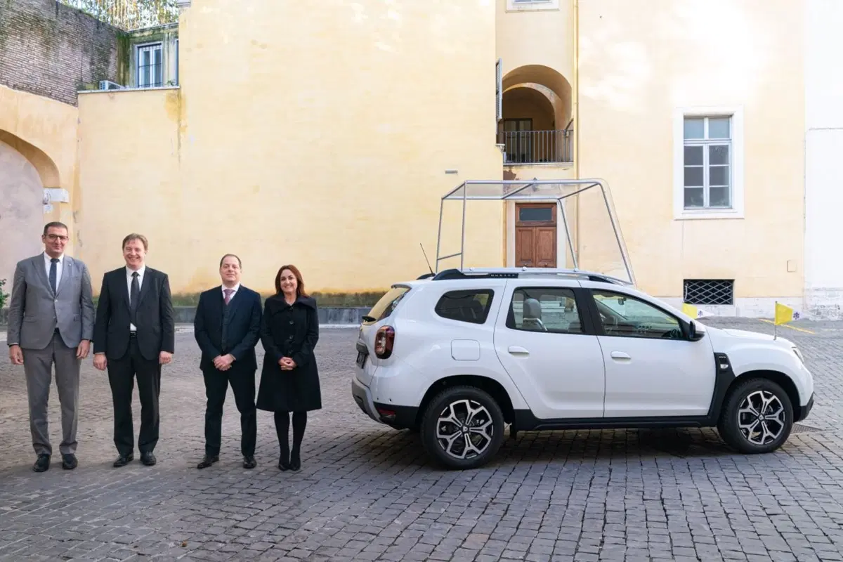 Una Dacia Duster per Papa Francesco (4)